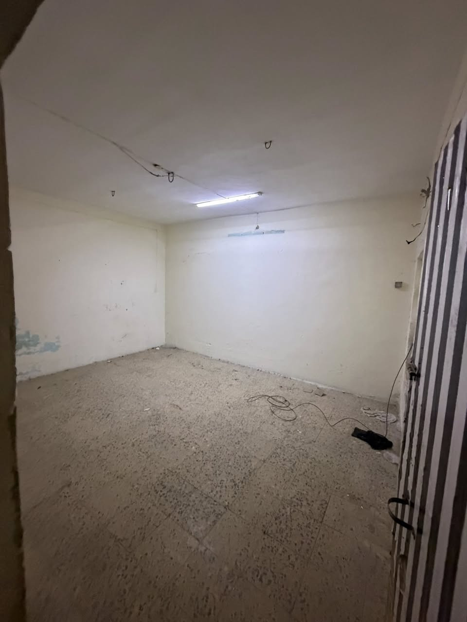 سلام عليكم بيت للبيع في البصرة في حي الزيتون البيت طابو صرف مساحته 215متر البيت يحتوي عل طابقين طابق الاول غرفه+دوانيه+هول+مطبخ+صحيات هاذ طابق لاول طابق ثاني يحتوي عل غرفتين سعر البيت240 ورجائن المو شراي لايرسلني الهاتف ***********
