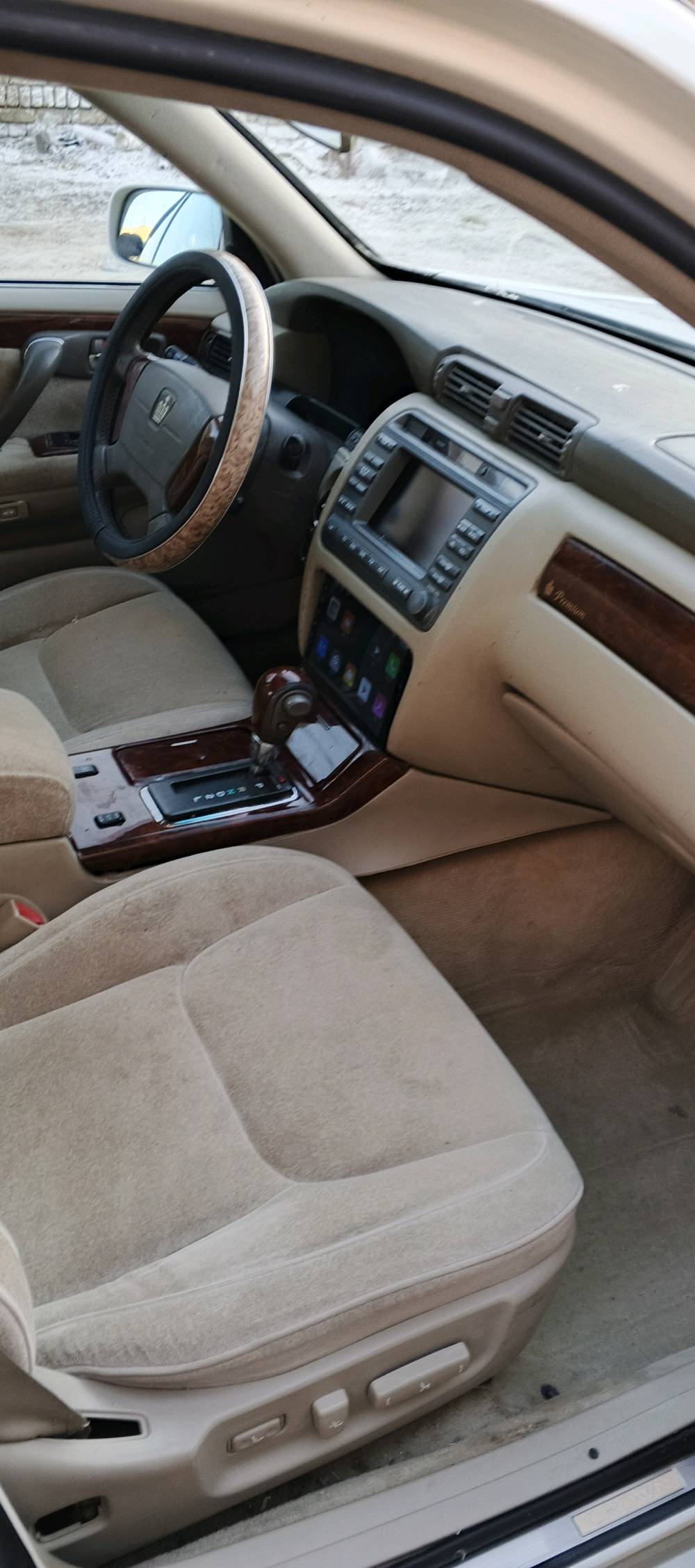 كصتها جنطه مكينه وكير وحداديه طخم تايرات منظومة زنون كرستال كشنات اربعتهن كهربائي سويج بصمه بيها  تلحيضات بسيطه  البك لايت مكسور يرادله تبديل والدعاميات الاماميه والخلفيه يرادلهن ترتيب مثل ماتشوف بصوره غرفتها بجيس وبديها كلش نظيف بيه ارقام الماني حفر متومه وسنويه