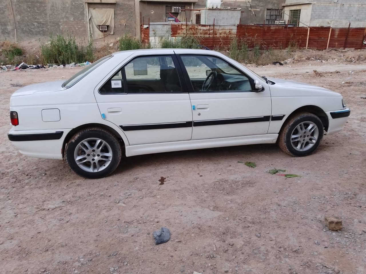 سلام عليكم بيجو بارس موديل 24ومسجلة 23.ماشية 47الف سيارة كفالة ماعدا شبر بارد ومواصفات معروفة استفسار.ع رقم ***********
