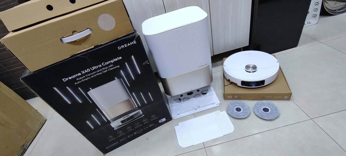 Dreame x40 ultra 
قطعه واحده فقط سعر عالخاص وسعر مناسب للعلم سعرها بالمحلات موجود باول صورة 
كنس و مسح بفرج دوارة
 تفريغ ذاتي للغبار مع فرجه وسطيه قاطعه للشعر بصورة تلقائية
غسل الوصل وتنشيفه بماء حار وبهواء حار  
وكذلك رفع الوصل اوتماتيكي عن السجاد وامكانية ترك وصل المسح في المحطه تلقائيا
تنظيف تلقائي للمحطه في اماكن وصل المسح
خروج لفرجة المسح لامكانيه الوصول للزوايه ومسحها بصورة افضل
خروج للفرجة الجانبية لكنس الزوايا بصوره افضل مع امكانية رفعها على السجاد
رفع الفرجه الوسطيه بصوره تلقائيه أثناء المسح 
كامره فيديو مع ذكاء اصطناعي في الكنس والمسح والعوده للاماكن الوسخه بصورة تلقائية
خرائط متعددة للمنزل لعدة طوابق
تجاوز عوائق بصورة ممتازه جدا
 مع تطبيق دريمي الممتاز
قوه شفط عالية جدا 12000 باسكال ومستويات متعدده للكنس والمسح
وبعد مواصفات هواي ماذاكرها


**إذا كنت صاحب هذا الإعلان وتريد حذفه لأي سبب، رجاءا أرسل رسالة إلى الدعم الفني**