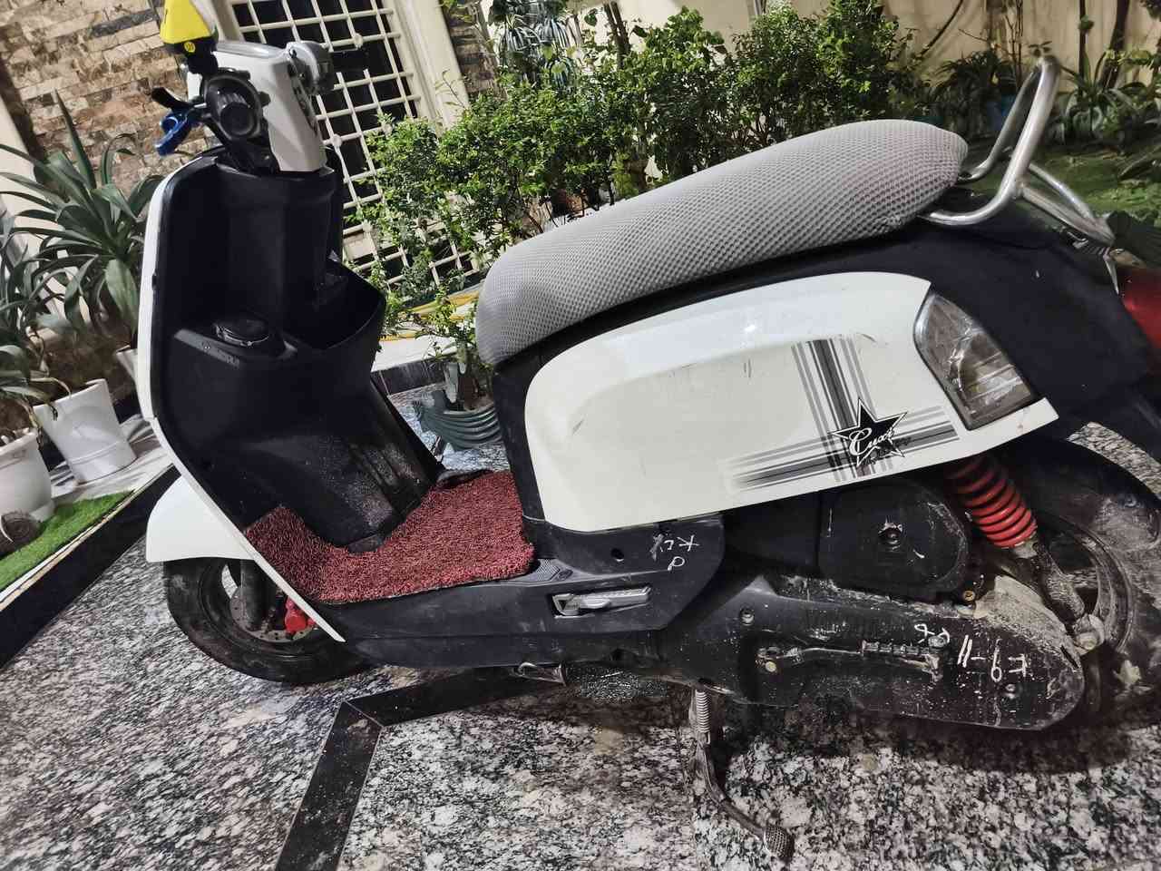 دراجه بوليس كابريتر للبيع دراجه جديده رمبه منفيس كدامك عليه صالنصه اف ام البلاديه موجوده بيه نواقص خفيفه جدا الدراجه دبلات بعدهن جدد البنزات جدد الدراجه تتفول بانزين محسن للمعلومه الدراجه جديده لاتكسر بسعره تايرات جدد الكلجات نضيفه الدراجه مداريه للتفاصيل خاص بس الشراي او تتصل *********** السعر 750 بيه مجال دراجه خير من الله
