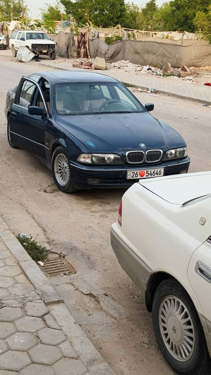 بي ام صقر 528  .موديل 1998.تك فانوس رقم صلاح الدين سياره وأرد امريكي سياره تجي فول مواصفات موبايل و فتحه و مثبت سرعه تبريد  ثلج تخم تاير جديد قبل سبوع شاده و محرك ناعم تجي تفحص و تشوف.. ملاحظ شويه غرفتها بس كشناتها تعبانه الاستفسار.رقم ***********
