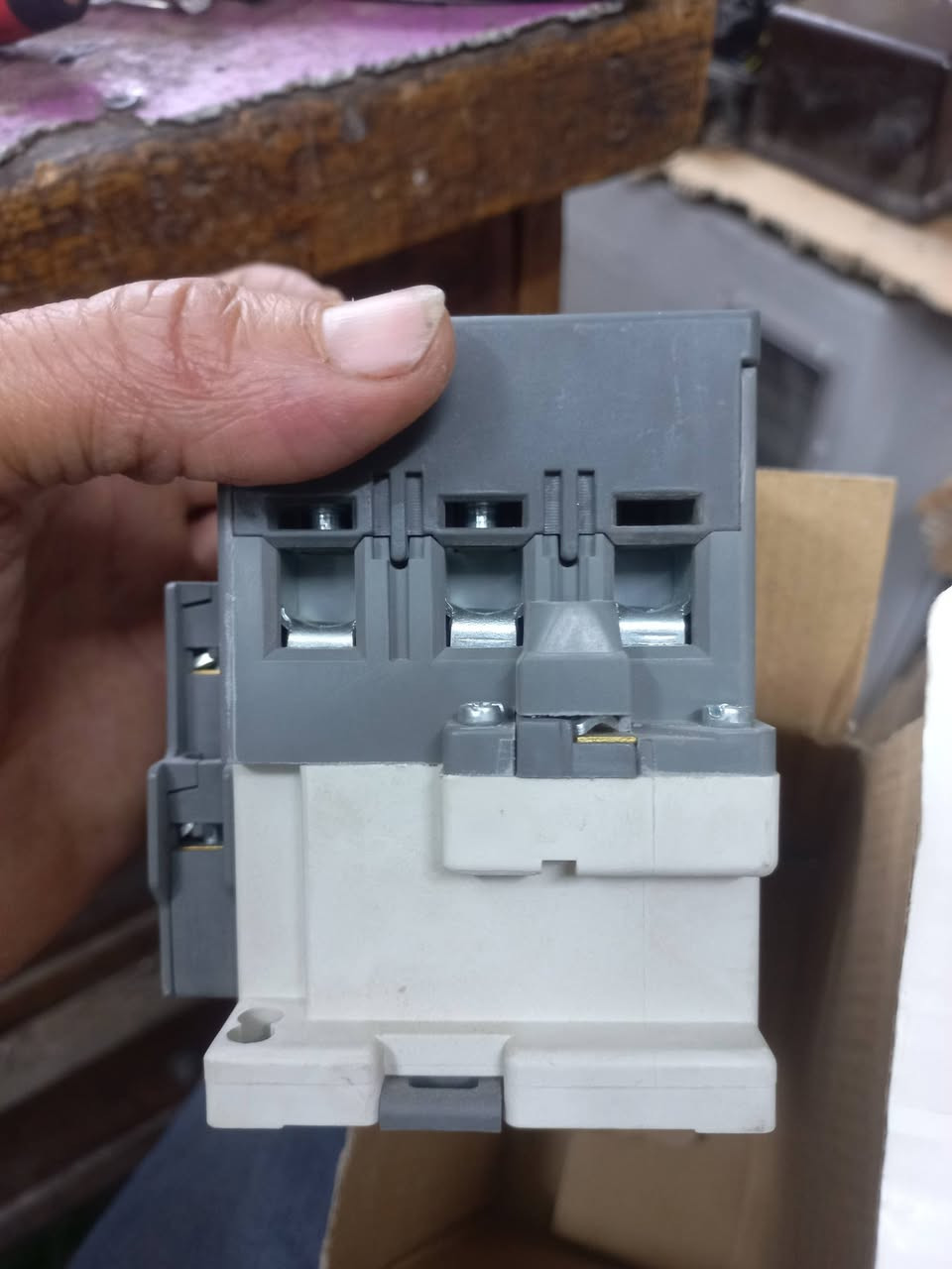 كونتكتر 125 امبير تجاري العدد 25 قطعه السعر 30 الف القطعه بغداد الكاظميه ***********
