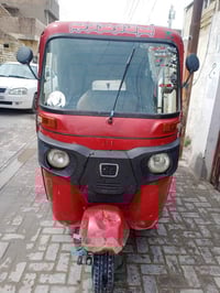 عندي تكتك موديل ١٧اوراق اصوليه محرك مال٢٠ سعر3300وبيه مجال مكان بغداد ...