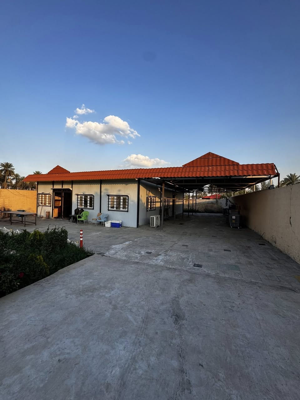 السلام عليكم
مزرعة للبيع 
مع شاطيه تابعه للمزرعه 
بغداد المدائن سلمان باك ( باوي ) 
وقف عقد جديد ثاني يوم تحويل 
تصلح ايجارات او سكن 
وجه 20 
نزال 125 
وجه سدة 
2 غرفة نوم 
2 حمام وانتو بكرامة 
كراج يسع اكثر من 10 سيارات 
وكلشي موضح بالصور 
تباع بالكامل مع الاثاث 
سعر مناسب 
للاستفسار اكثر 
***********
