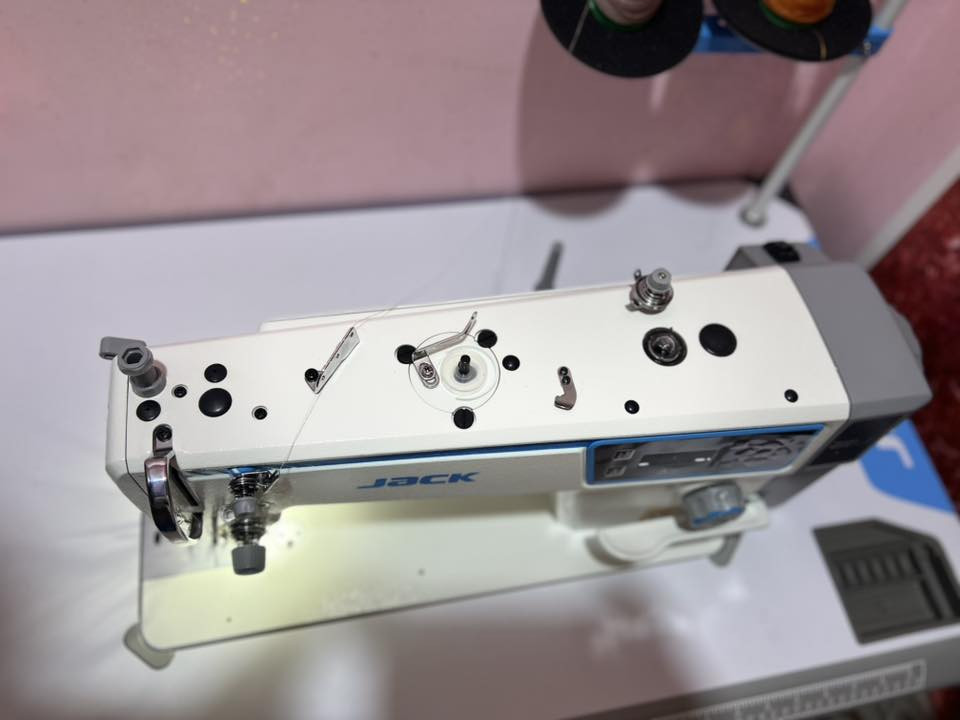 مكينه خياطه مع ميزها ماركه جاك يابانيه جديده اشتريتها قبل أسبوع 420 بعدها بضمانها 2 سنه اريدها 400 وبيها مجال للطيبين رقمي *********** مكان قرنه هور سعد
