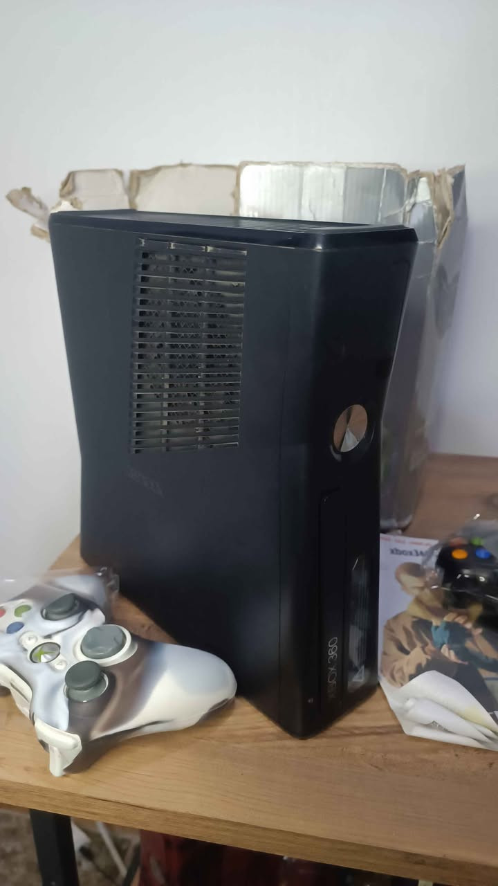 للبيع اكس بوكس 360 بالة اوربي ويا يدات ثنين اصلي مال شركة وكارتون وحت مكان قرصة شغال بي 99 لعبة قويات سعره 130 وبي مجال *********** كركوك, العراق
