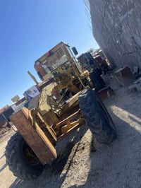 شاحنة • رمادي • ما بيها نقص