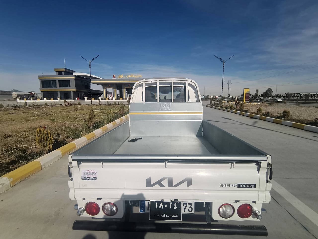 سەرە تا بە ناوی خوای گە وره
کیا بیلا2011 کراوە بە2023
3000 سۆپەر مەکینە ڕەش 
تەنها 120 هەزار ڕۆشتووە
تازە داغل
تەبرید لەسەر سویج
سەلە
ئاوینە کارە بای 
5دووگەمە 
بۆدی بیلادی سفر 
ناوبۆدی 
برێکی بەسراوە
کارە بای بەسراوە 
6تایەی لۆک
کامل مەسروف کراوە
***********
