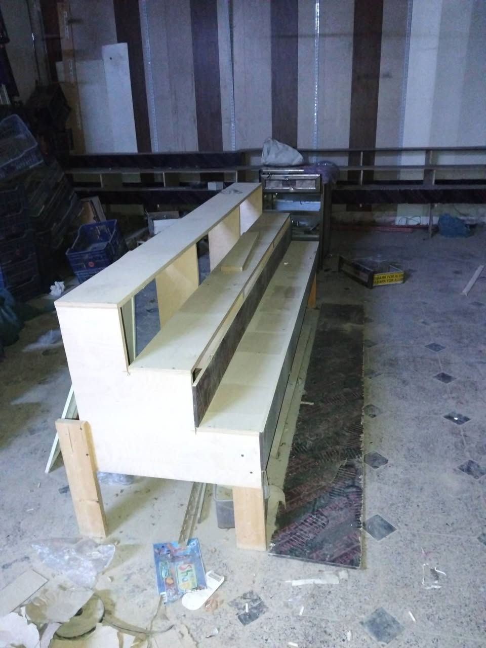 مدمدرجات خشب للبيع عند مزاد ابو ثامر اتصل ***********
