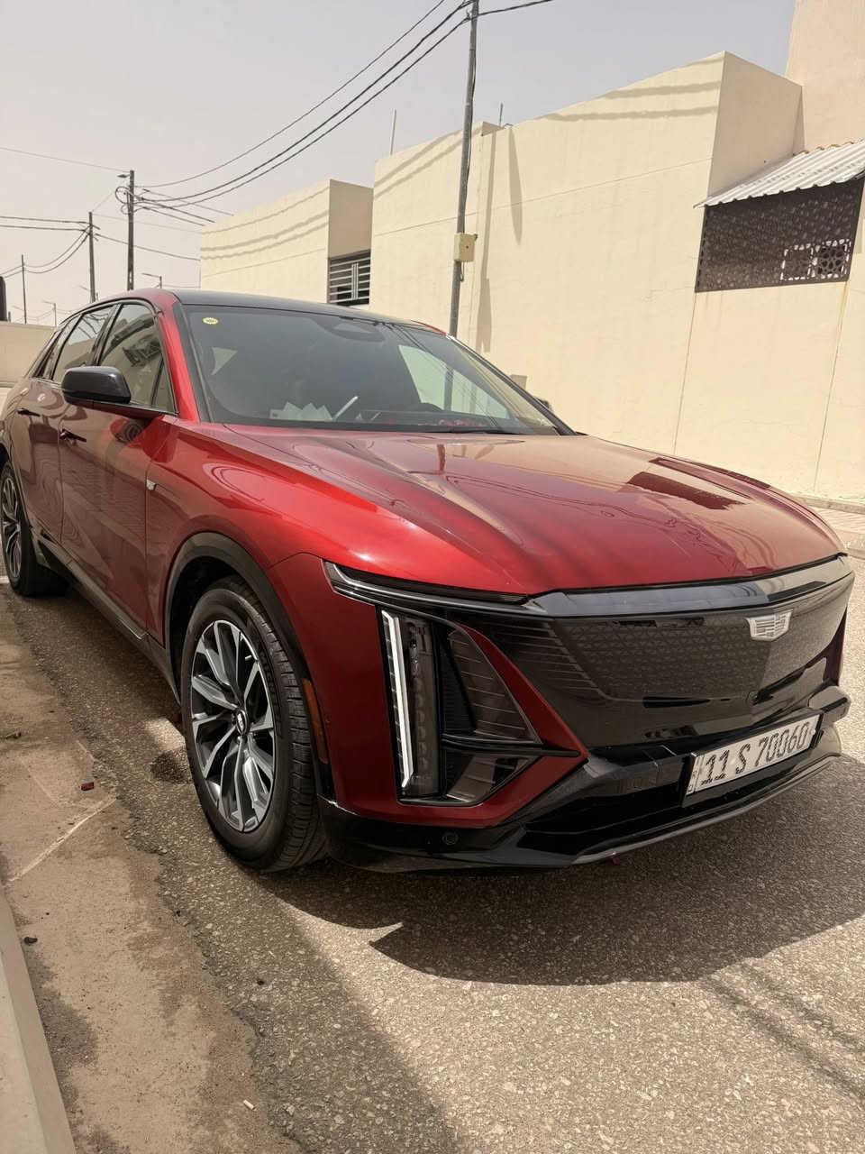 للبيع كاديلاك 2024 (Cadillac LYRIQ Sport  AWD) — سيارة كهربائية فاخرة بالكامل بحالة ممتازة ومواصفات عالية جدًا اعلى فئه .

🔹 دفع رباعي AWD بمحركين كهربائيين  
🔹 بطارية 102 كيلوواط
🔹 قوة 515 حصان 
🔹 مدى يصل إلى 550 كم بالشحنة الواحدة  
🔹ماشيه 7 الف فقط
🔹 شحن سريع DC حتى 190–200 كيلوواط  
🔹 تسارع 0 إلى 100 كم/س خلال أقل من 5 ثوانٍ  
🔹 شاشة منحنية 33 إنش  
🔹ويل حجم 20 وتاير امريكي بلادي
🔹 سقف بانورامي  
🔹ماوس للتحكم بالشاشه 
🔹وضعيات قياده متعدده
🔹جنطه كهرباء
🔹 نظام صوت AKG فاخر  
🔹 كاميرات 360 درجة  
🔹 رادارات أمامية وخلفية  ونقطه عمياء
🔹كشنات وستيرن تدفئه وكهرباء وهزاز وميموري
🔹 مثبت سرعة متكيف  
🔹 شحن لاسلكي للهاتف  
🔹 Apple CarPlay و Android Auto
🔹رقم بغداد مميز بسمي مداور ثاني يوم وهزه جديده
وبعد بيها هواي مواصفات
السيارة تجمع بين الفخامة الأمريكية، الأداء القوي، والهدوء العالي، مع تقنيات متطورة وتجربة قيادة مريحة جدًا.
✅السياره كلين تايتل مابيها لاصبغ ولا تبديل ولا ايرباك كلشي بيها ع وضع الشركه ومابيها اي كود 
السعر 315 وبيها مجال بسيط
  
📞 للاستفسار: ***********
