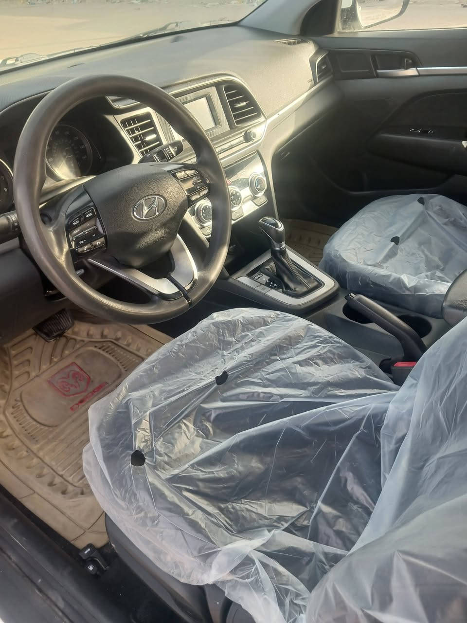 السلام عليكم النترا وراد امريكي موديل ٢٠١٩ حادثها جاملغ خلفي صدر امامي خلفي جديد مكينه ٢٠٠٠ بجمها كبس الرقم السياره بغداد ومكانها بغداد  سياره ليبل واحد السعر ١٣٠ وهذا رقمي ***********
