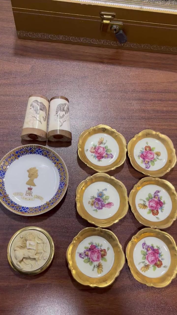 مجموعة انتيك فيها صحون صغيرة مطلية بالذهب 
ممالح عمل يدوي أفريقي 
سعر نهائي ٥٠ الف


**إذا كنت صاحب هذا الإعلان وتريد حذفه لأي سبب، رجاءا أرسل رسالة إلى الدعم الفني**