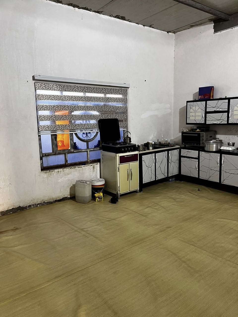 السلام عليكم، البيت في منطقة الجمعيات ورا عمارة أكادمية الثقلين، قرب مدرسة لؤلؤة البصره قرب مكتب عدي عواد، البيت مساحته حوالي 240 في 3 غرف، الصاله 8 مترات ودوانيه جبيره حمامين خارجيات وحمامات داخلية  للبيع مستعجل هوة وغراضة بي هواي غراض السعر 15 هوة وغراضة كامل البيت وحتى إزالة ما عليي ***********
