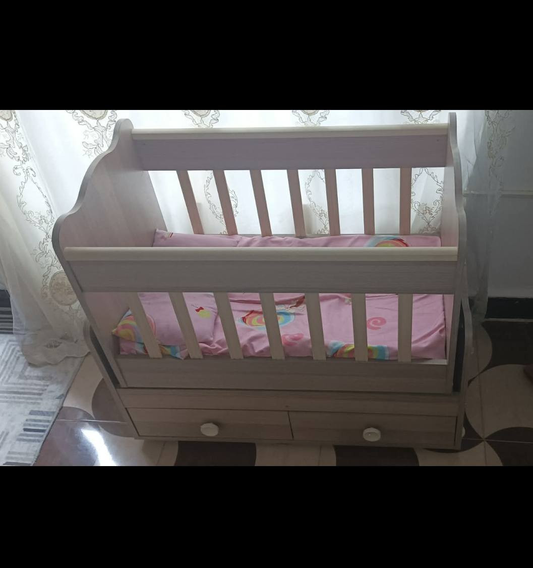 سرير أطفال طول 1 متر والعرض 55 والارتفاع 80 نظيف مستعمل قليل السعر 75 شراي خابر ***********
