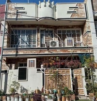 دار للبيع مساحه ٧٥ م واجهه ٧ونص ونزال ١٠ بغداد الشعب حي البساتين ٠٧٧٤٦...