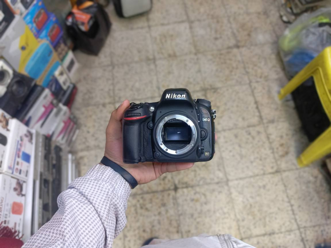 سلام عليكم ورحمه الله وبركاته اخواني كامرهD610 
فول فريم نضافه فول اخت جديده مع عدسه رياضي محترف الصورة والفيديو 50.500 سيكما فقط بيه عطل بسيط بل ماطور يشتغل يدوي ما موديه المصلح  عدسه نضيفه وقويه جدأ سعرها جدا مناسب هيه والعدسه مليون 150 الف وبيها مجال استفسار خاص مفتوح ورقمي وتساب *********** بخدمتك بغداد, العراق
