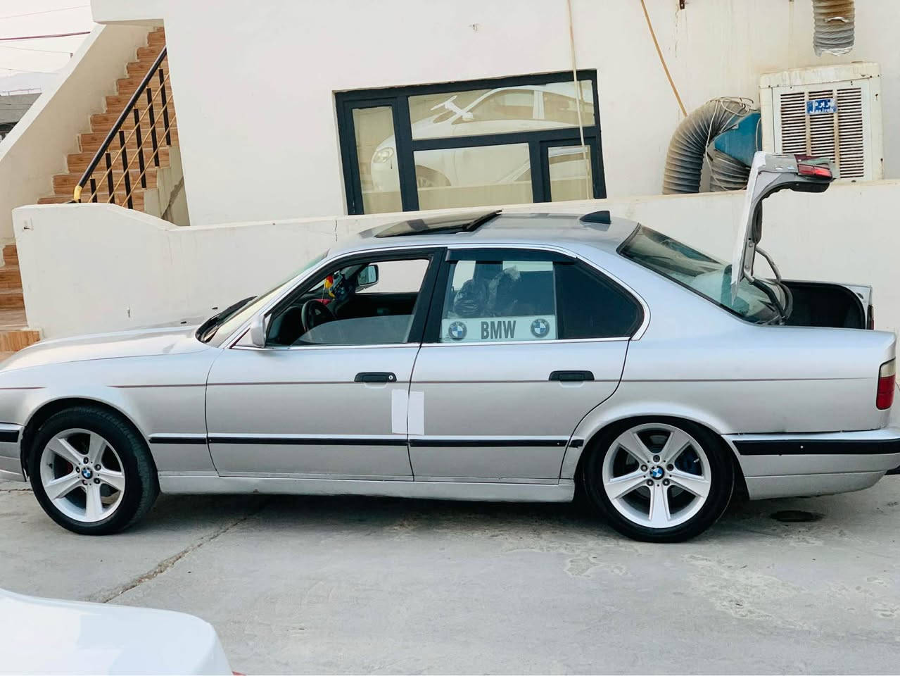 بیئێم بۆفرۆشتن ٥٢٥ گێڕ عادیە مۆدێلی ٩٣ یە دوجام کارەباو سڵایتە سڵایتی مەزبوتە سەیارەکە علوجە نوکە دەعمی نییە مەکینەو گێڕی زۆر مەزبوتە ناو ڕەساسییە گێچ ئەڵقەیە سەیارەکە هەیکەلی زۆرجوانە نرخ ٢٧ گەڵاو معامەلە ئەگەر موشتەرینیت سەری منو خۆشت مەهێشێنە ژمارەی موبایل *********** Singapore
