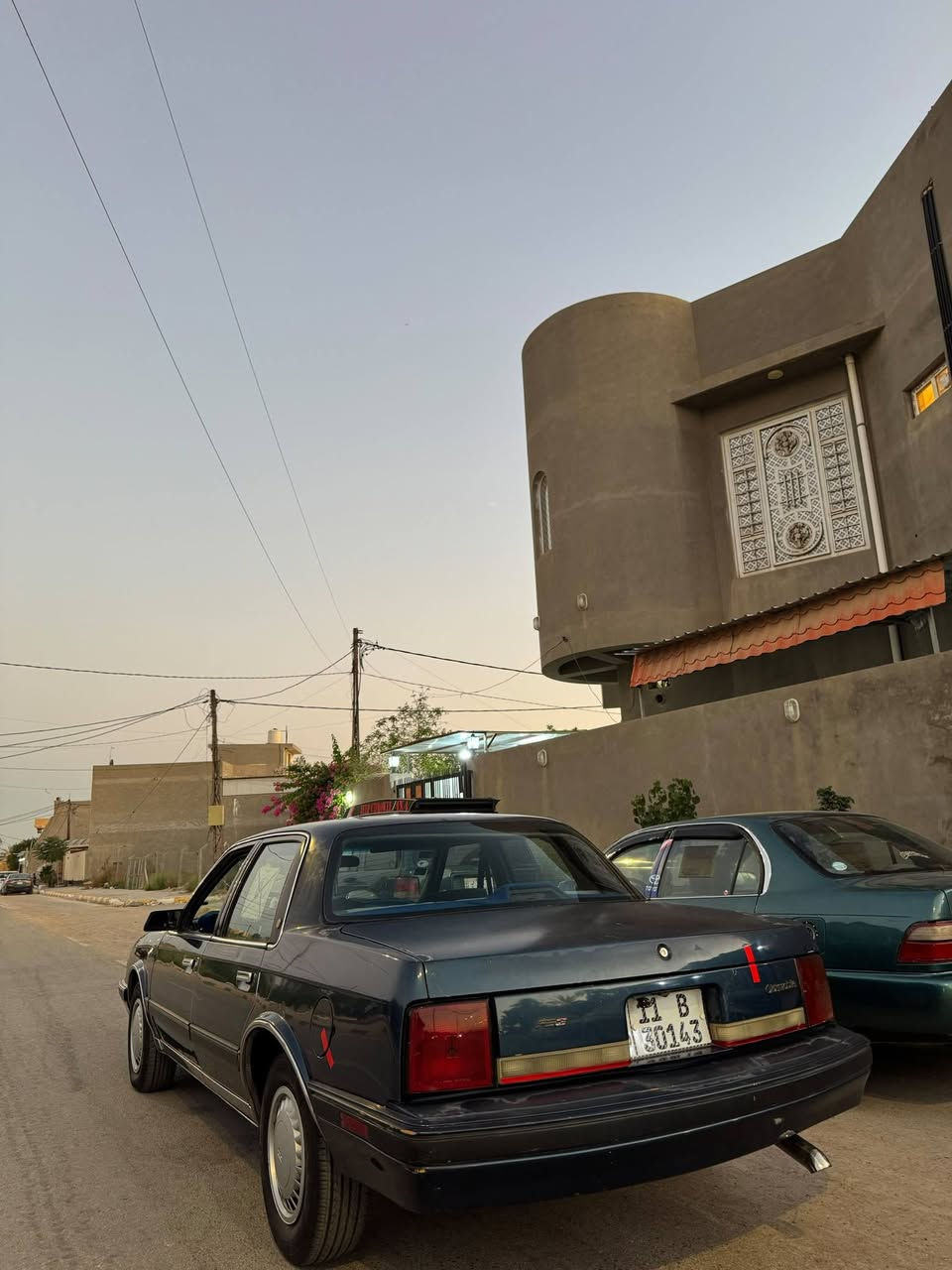 السلام عليكم
اولدز mobile انتيكا للبيع 
موديل 1990 
لون نيلي 
كير مكينه كفاله عامه جديده 
غرفة السيارة نضيفة جدا 
تخم تايرات جديد 
حدادية  جديد 
باتري جديد 
دهن وفلتر اصلي جديد 
تبريد شغال
السيارة مكفولة من الضربة القوية 
بيها جراد بالقطع التلاثة موضحة بالصور 
كير مكينة شرط 
تحويل مباشر مشروع وطني 
رقم بغداد جديد 
هزة وفحص جديد
مكان السيارة واسط الصويره 
السعر 47 وبيها مجال بسيط 
للأستفسار 
***********
