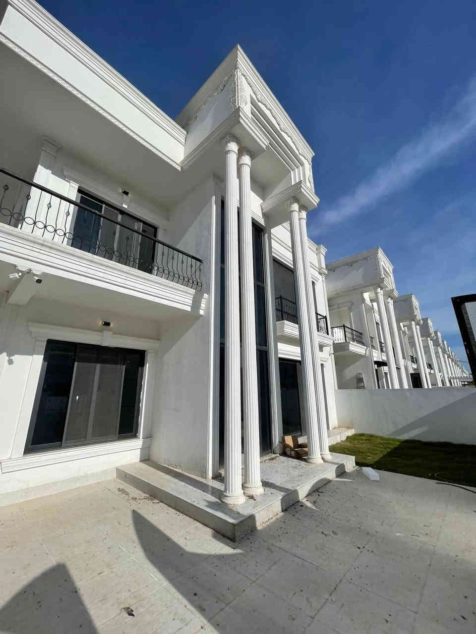 مقدمة و اقساط شهرياً فقط ٧٥٠دولار 
بيت للبيع في مجمع زانار ستي على شارع 150م 
ركن 230م البيت يتكون من أربع غرف نوم-استقبال-صالة-مطبخ-بارد+حار
للمزيد من المعلومات 
***********واتساب
