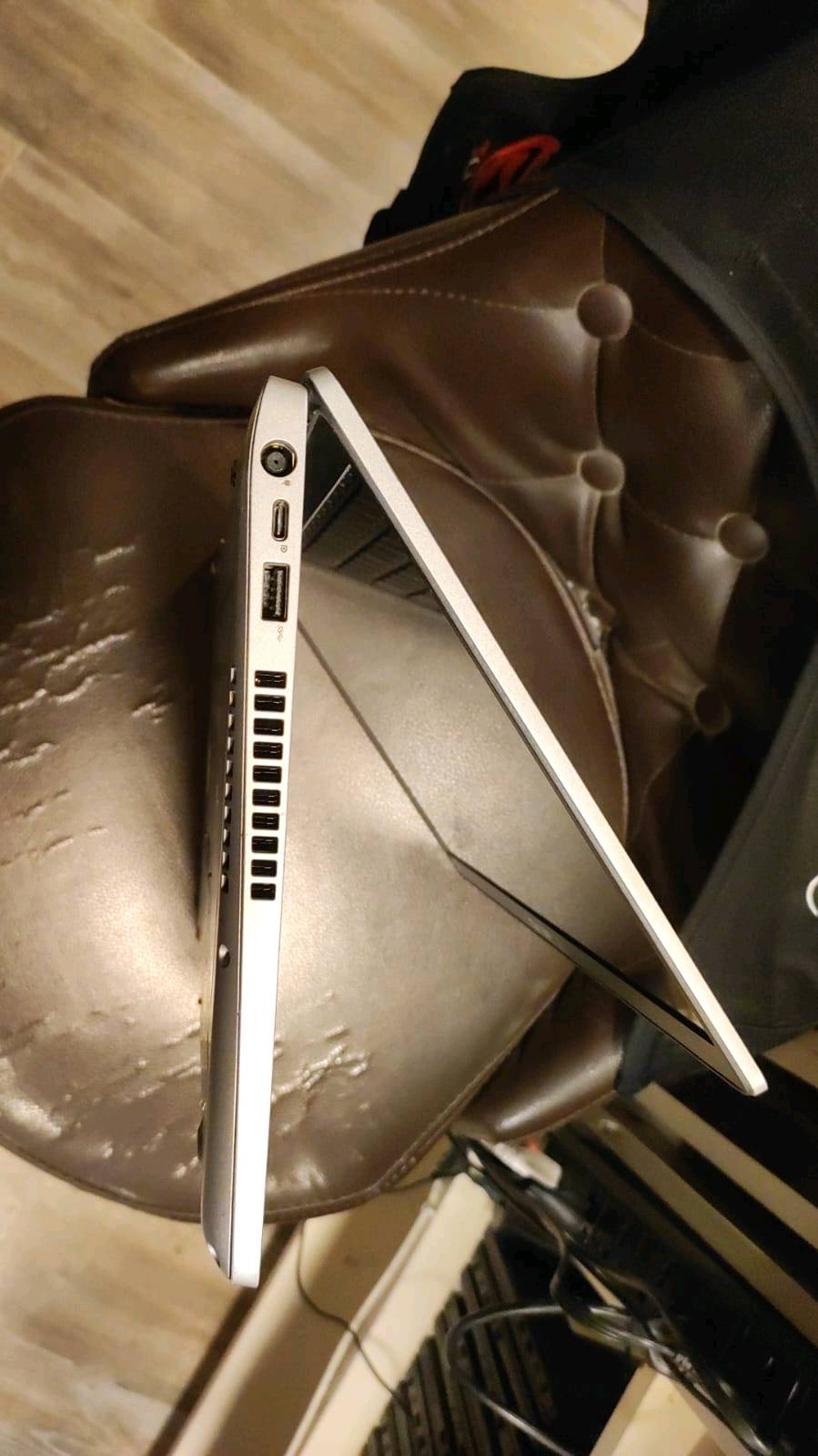 سلام عليكم 
1/لابتوب كور i5 جيل 10 
2/رام 8 (هارد 256SSD)
3/حجم الشاشه 14 انج 
4/(لمس) كيبورد انكليزي و بي لزكات عربي نضافه 95/100 
فقط شخط بسيط بل ضهر تصلن ما يبين 
5/كيبورد RGB
6/شاحنه لاصليه 
السعر 375و بيها مجال للشراي (بسيط)العنوان ميسان حي الشهداء بلخدمي للستفسار الاتصال على الرقم (***********)