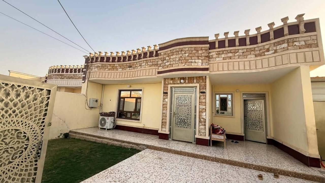 دار للبيع في حي الفرسان موقع الدار مميز جداً مساحة البيت 312 متر صدر طير تبليط
2 غرف نوم+استقبال+صاله+مطبخ حار و بارد و مطبخ خارجي البيت بناء حديث البيت كله احزام سراميك و الجدران كلها تغليف خليجي الأرضية كاشي ابو40 درجة اولى+كراج و حديقة للاستفسار الاتصال على الارقام 
***********
***********
