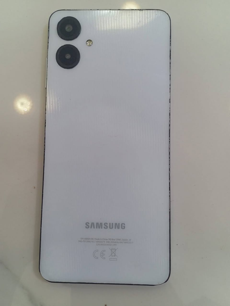 جهاز لبيع سعره مناسب ب٦٥الف بي مجال  جهاز اقتصادي للاستخدام الخفيف.   مواصفات Samsung A06 الأساسية* باختصار:

1. *الشاشة*: 6.7 بوصة PLS LCD، دقة HD+ 720x1600، 60Hz
2. *المعالج*: MediaTek Helio G85 - يمشي سوشيال وتيك توك ويوتيوب، ببجي على Low
3. *الرام*: 4GB
4. *التخزين*: 64GB أو 128GB - الأكثر شيوعاً 128GB
5. *الكاميرا*: خلفية 50MP + 2MP، أمامية 8MP. تصوير نهاري مقبول
6. *البطارية*: 5000mAh مع شحن 25W، تتحمل يوم كامل
7. *النظام*: Android 14 بواجهة One UI Core، يدعم تحديثين
8. *إضافات*: بصمة جانبية، منفذ سماعة 3.5mm، شريحتين


**إذا كنت صاحب هذا الإعلان وتريد حذفه لأي سبب، رجاءا أرسل رسالة إلى الدعم الفني**