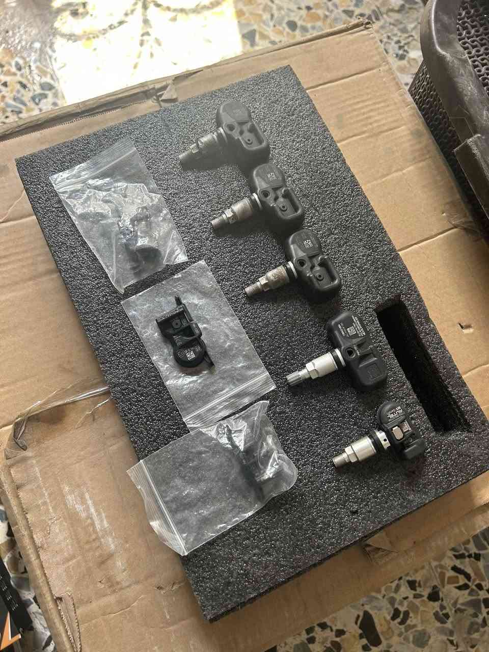 السلام عليكم توفرت دوسات فور رنر اصلية
دوسات فور رنر اصلية SR5/TRD تنشد 14 إلى 24
كفر دوسة جهت السايق اصلية السعر 150 الف
دوسة لمتد اصلية قطعة واحدة تنشد يمين او يسار 10 إلى 24
حساس اطار جميع الفئات من 14 إلى 24
ويل كب لمتد اصلي قطعتين فقط سعر القطعة  200 الف حجم 20 ينشد لمتد او TRD سبورت
للتواصل ***********
مكاني بغداد يوجد توصيل
