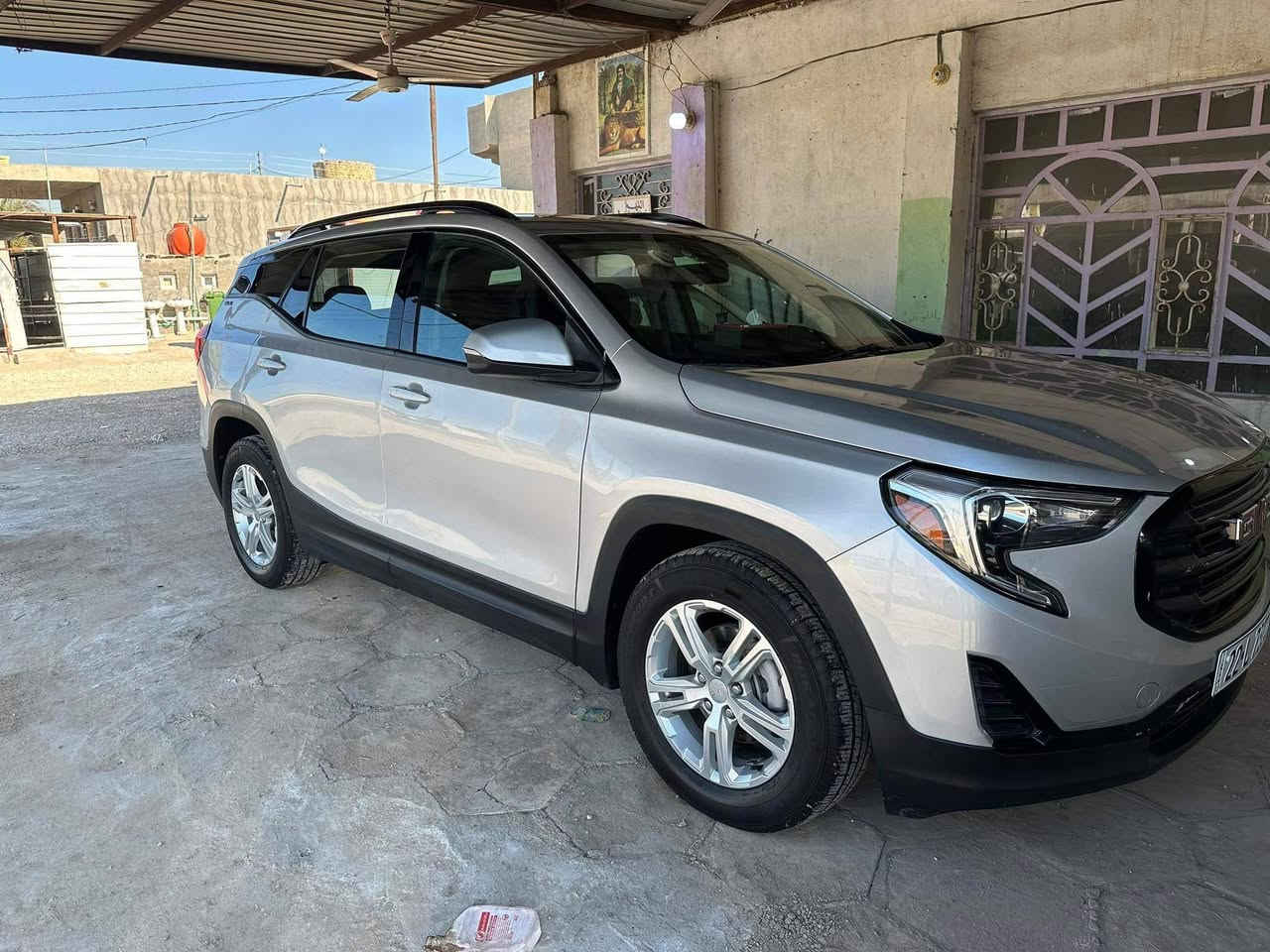 السلام عليكم بجم كبس
جمسي تيران GMC Terrain SLE  موديل 2021
فئة SLE
محرك 1.5 T
جير أوتوماتيك 9 سرعات 
Apple CarPlay و Android Auto
كاميرا خلفية
حساسات خلفية
تشغيل بصمة
تشغيل عن بُعد (Remote Start)
مثبت سرعة
تحكم بالستيرن جهتين 
بلوتوث وUSB
مكيف ممتاز
إنارة LED نهارية
زجاج ومرايا كهربائية
5 مقاعد مع مساحة واسعة
نظام مانع انزلاق وثبات إلكتروني 
وسائد هوائية متعددة

ملاحظة *السيارة بيها 5قطع صبغ بجم كبس كير محرك لغود شواصي مكفولات 

السعر:158 وبيها مجال 

ه‍:***********
