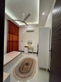 توجد شقه للإيجار مؤثثه فول vip  تحتوي على غرفتين نوم وصاله وخدمات العن...