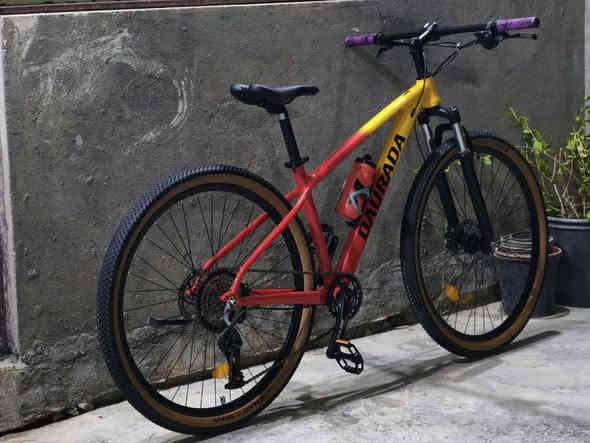 السلام عليكم.    اخوان اليوم يتوفر دراجة جبلية من نوع MTB. 
مواصفات 

🔥سستم ماركة من شركة L-TWOO،،المبدل خلفي نفس ماركة يأتي بنظام حديث 1*10

🔥الفرامل من نوع هيدروليك خلفي من شركة X-SPARK،،والفرامل امامية من ￼ Shimano الياباني 

🔥المقاس 29انج

🔥معدن دراجة بل كامل ألمنيوم ،،فقط دبل امامي من حديد 

🫆مكان الدراجة الديوانية 

💞سعر الدراجة (600)قابل للتفاوض مع تحياتي الكم 🫡￼

الرقم:***********.

الدراجة جديدة 🆕 جدآ
