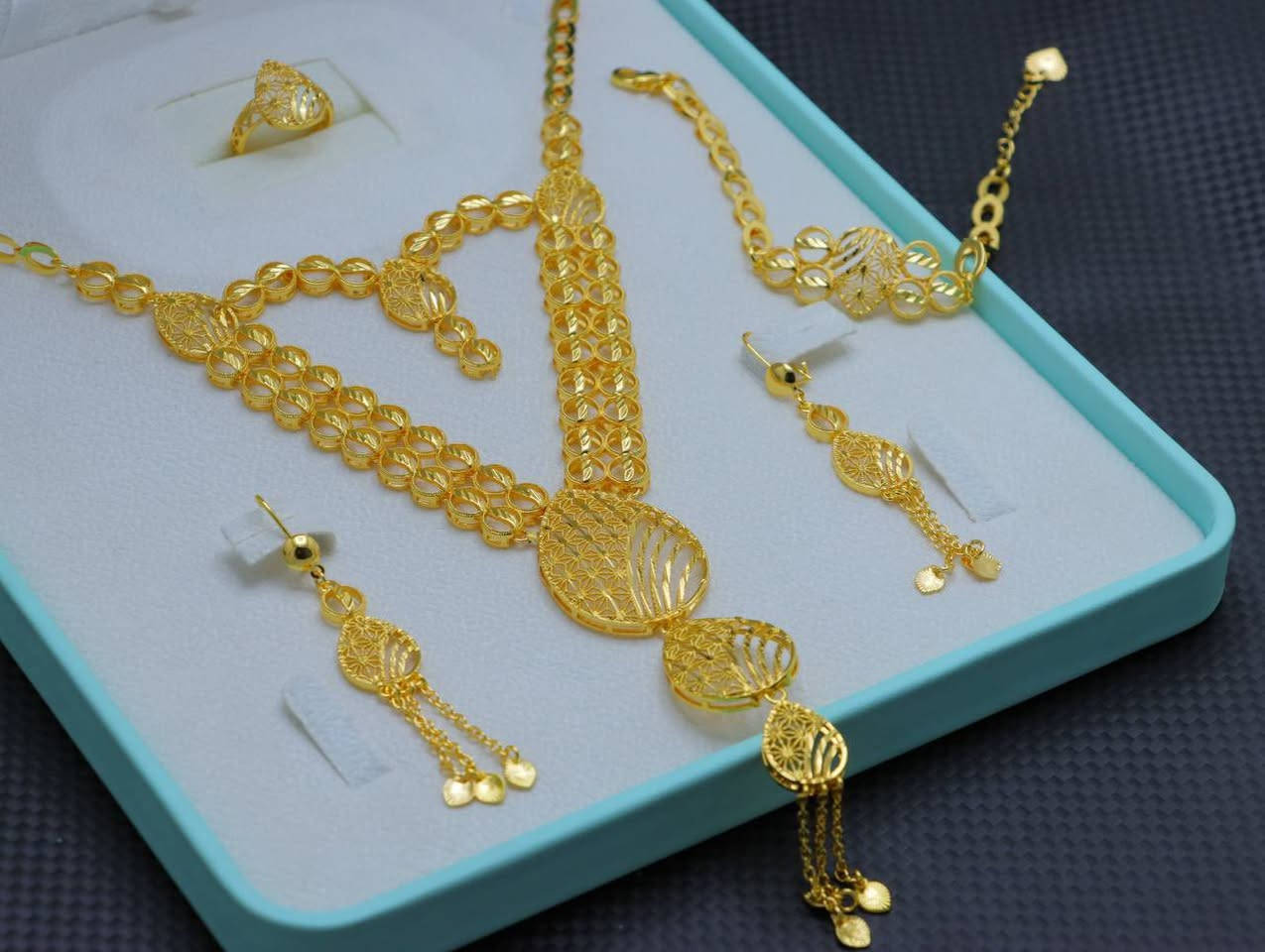 � كرسي جابر ذهب برازيلي – أناقة تسرق النظر 💛
✨ طلاء ثابت ولمعة ذهبية راقية
✨ تصميم أنثوي يبرز الحِلي والإكسسوارات
✨ يليق بالنساء والذوق العالي
✨ خفيف، مرتب، ويعطي فخامة لأي لبس

💸 السعر: 25,000 الف دينار فقط
🚚 توصيل لكل محافظات العراق:مجاني. 

🎁 خيار مثالي للاستخدام اليومي أو كهدية أنيقة
📩 للطلب راسلنا خاص
📞 أو اتصل عل


**إذا كنت صاحب هذا الإعلان وتريد حذفه لأي سبب، رجاءا أرسل رسالة إلى الدعم الفني**