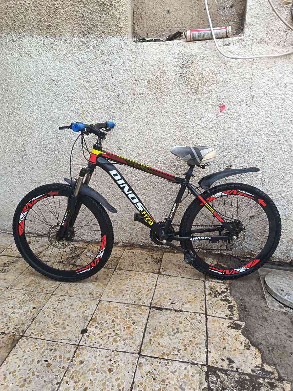 باسكل للبيع حجم 27 ماركه DINOS
باسكل نضيف جدا جدا 
بريكاات خلفي وامامي شغالات 
وكير شغال 6 نمر 
دبلات شغالات 
سعره 60 وبي مجال 
والتواصل على ماسنجر 
مع سلامه♥


**إذا كنت صاحب هذا الإعلان وتريد حذفه لأي سبب، رجاءا أرسل رسالة إلى الدعم الفني**