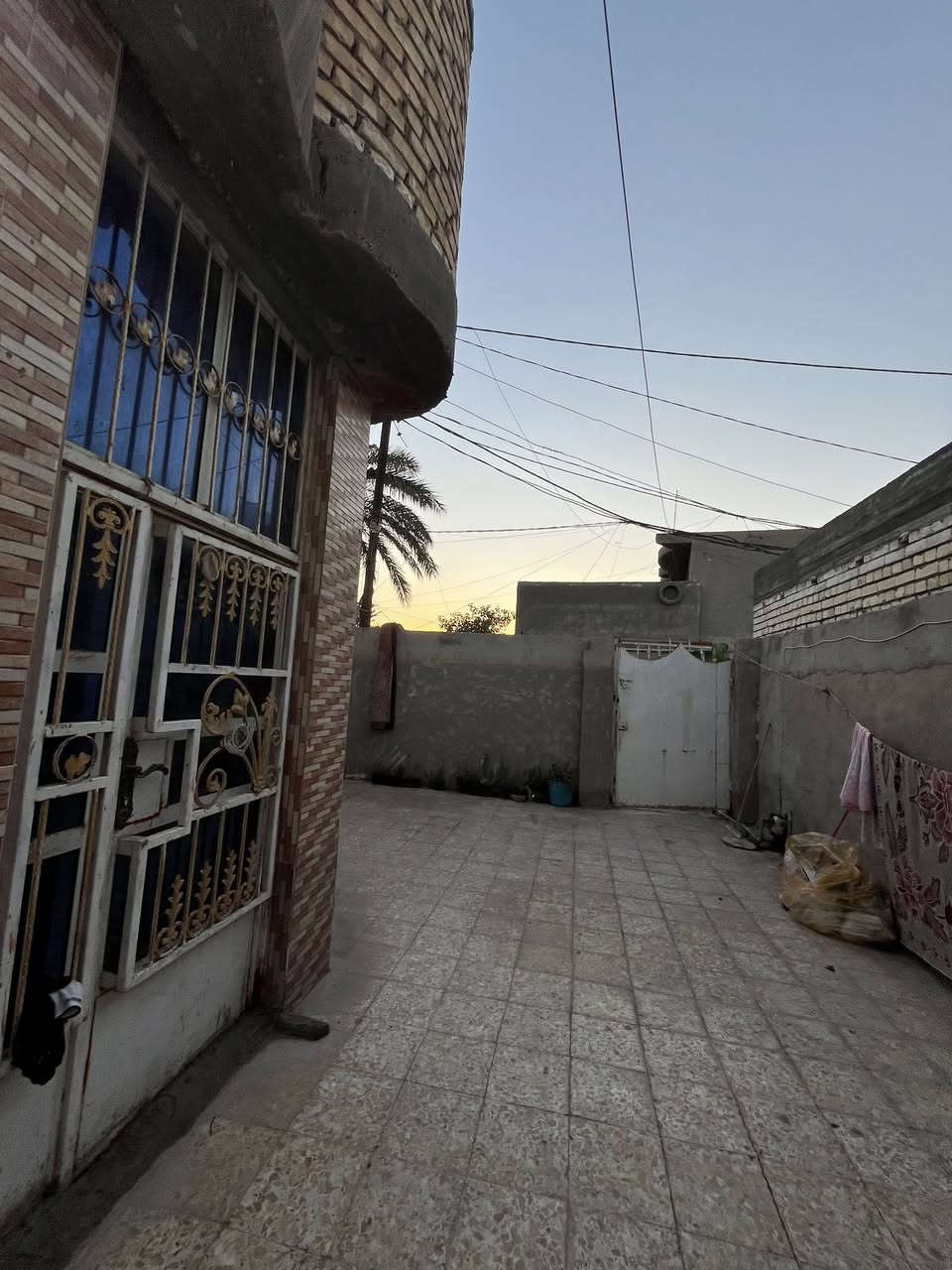 بيت للبيع ٢١٤م طابو زراعي  موقع كلش حلو 
طابق واحد البيت صب كونكريت  
كربلاء طويريج حي الزهراء قرب شارع الحمداني  
للاستفسار ***********
