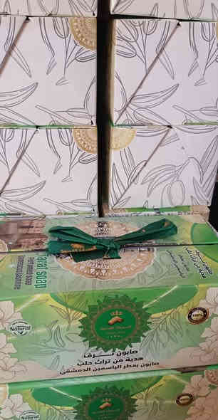 صابون بعطرالياسمين مصنوع من مجموعة زيوت طبيعيه خالي من الدهون الحيوانيه واي مواد معدله وراثيا  صناعه يدويه بمهاره عاليه انتاج سوريا  سعر الباكيت ١٢٠٠٠  يحتوي على ٦ قطع  العنوان الانبار حديثه الحقلانيه محطة ك٣ كيثري النفطيه   يوجد توصيل داخل المحافظه ٣٠٠٠دينار باقي المحافظات ٥٠٠٠ دينار 
***********  واتساب
***********
***********
