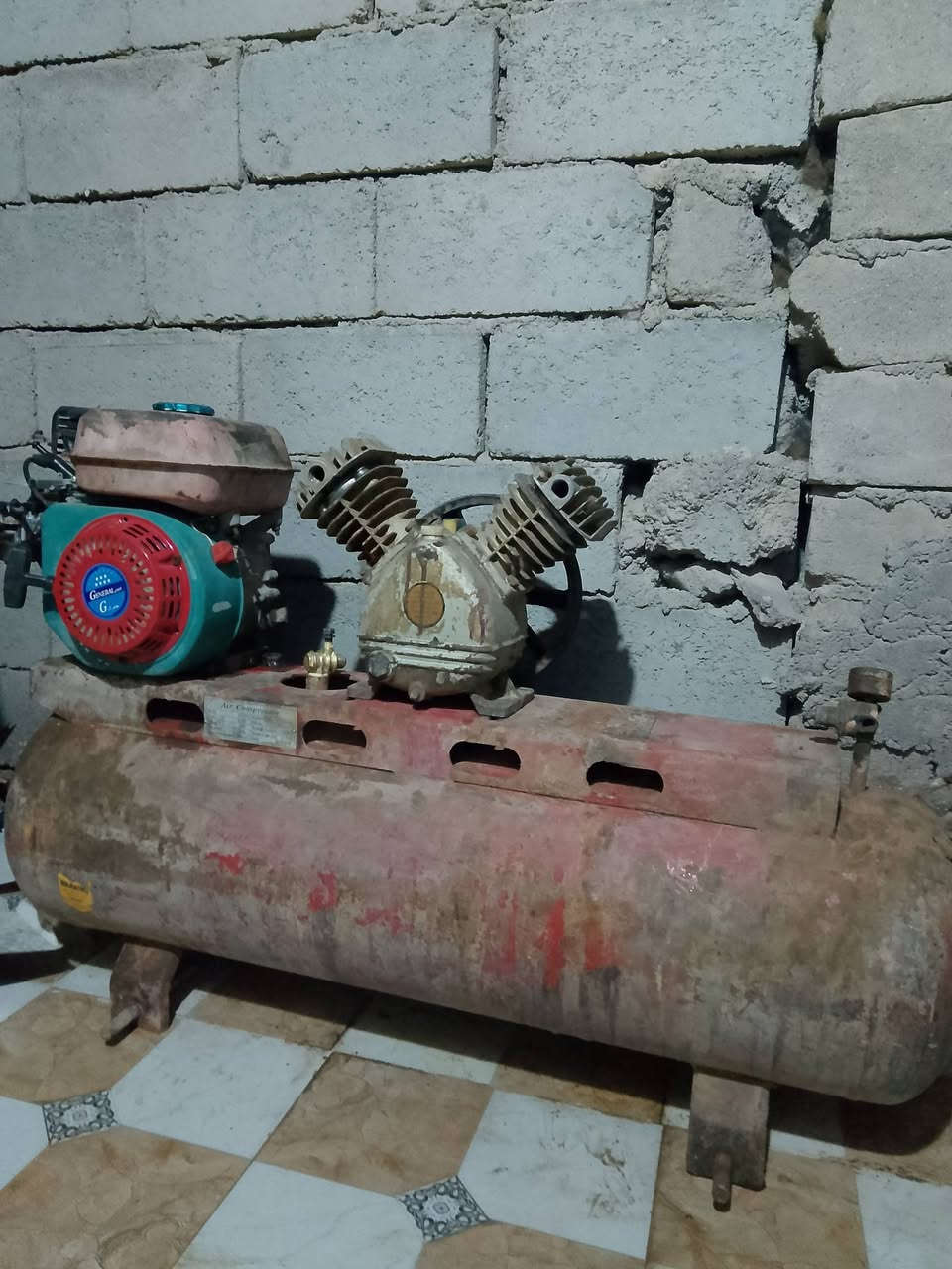 سلام عليكم للبيع جك وكمبريسر حجم 120لتر بيه نواقص بلي قايش سعره 150وبيه مجال و الجك عوزه وأشر  يذب دهن  50وبيه مجال  ***********
