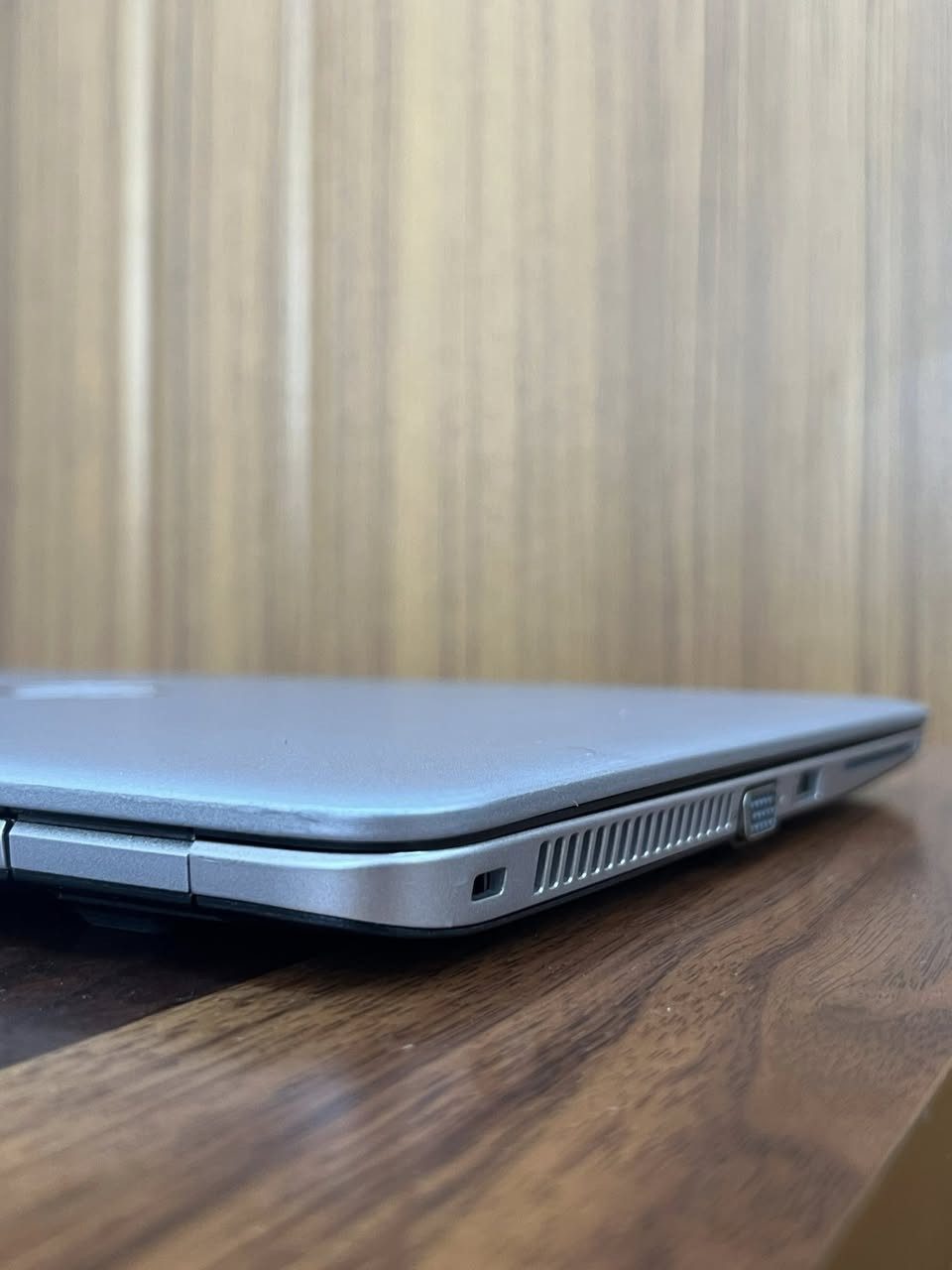 السلام عليكم لابتوب HP شاشة لمس للبيع .
السعر : 295 الف وبي مجال قليل .

اللابتوب جدا نضيف وادائة قوي ومواصفاته جدا عالية يفيد الي عنده دراسة او العاب او تصميم او غيرها من الاستعمالات.
المواصفات :
المعالج INTEL CORI 5
الجيل : السابع 
كرت الشاشة : intel UHD GRAPHICS 
الرام : 8GB DDR4 
الذاكرة ( الهارد ) : SSD 256GB  M.2
الشاشة : لمس حجم 14.3 حوافها جدا ناعمه دقتها  تشغل 4K ضد التوهج ips 
فدشي كلش راقي.
كيبورد ضوئي ليزري
المميزات:
شاشة لمس
كيبورد ضوئي
اللابتوب جدا سلم ووزنه خفيف 
كيبورد ضوئي ليزري
الشاشة حجم 14.3 بحواف ناعمه جدا.
اللابتوب جيل حديث ومعالج سريع 
منصب عليه وندوز 10 برو مفعل مدى الحياة.
منصب عليه اوفس مفعل مدى الحياة .
كيبورد ضوئي عربي انكليزي ليزري .
كامرة امامية جدا واضحه.
سماعات ستيريو .
بطارية اللابتوب ليثيوم تطول وياك بالاستعمال المكثف اقل شي 4 ساعات
المنافذ :
منفذ الشحن
منفذ التايب سي للبيانات
منفذ HDMI
منافذ USB ومنفذ Aux

الملحقات :
ملحقاتها كله كاملة وجديدة غير مستخدمة لان ماصارلي فترة بسيطة جدا من اخذته.
شاحنة اللابتوب الاصلية  .
جنطة اللابتوب ماركة اصلية وبعدهي جديدة مامستعمله ابدا .

اللابتوب كلش نضيف ومواصفاته قوية ومحترمه وتصميمه سلم ومرتب .
ومابي أي نقص كيبورد سماعات انترنت شاشة كامرة كله شغال وممتاز ومابي اي نقص من اي ناحية.

السعر : 295 الف وبي مجال قليل .
مكاني النجف 
واليريده توصيل هم موجود ان شاء الله

(لابتوب Hp اج بي hp 
 جيل حديث العاشر حسابة لابتوبات للبيع النجف بغداد الموصل البصرة)


**إذا كنت صاحب هذا الإعلان وتريد حذفه لأي سبب، رجاءا أرسل رسالة إلى الدعم الفني**