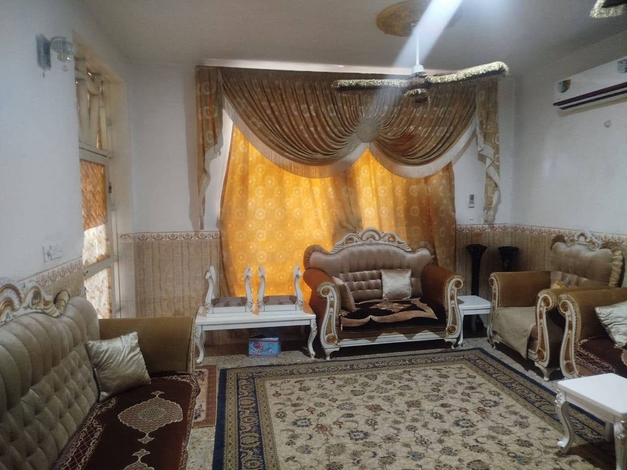 السلام عليكم يعلن مكتب عقارات دبي عن وجواد دار للبيع في حي المرتضى المساحه 200م طابقين يتكون طابق الاول من غرفتين نوم وصاله واستقبال ومطبخ وصحيات داخليه وخارجيه طارمه وحديقه ومنور والطابق الثاني يحتوي أغرف نوم وصاله وصحيات السعر 110 مليون الاستفسار مرجعه مكتب عقارات دبي في المسيب حي المعلمين مقابل اسواق المسيباوي او الاتصال على الأرقام التالية 
***********
***********
