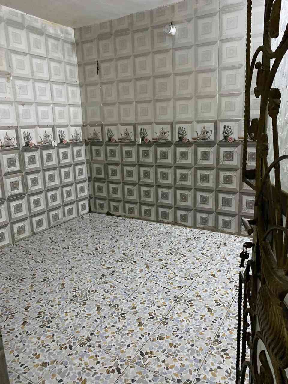 مساء الخير يوجد بيت 125 متر للأيجار طابق واحد درج خارجي يحتوي على طرمه استقبال ومطبخ وغرفه نوم وحده. +حمام قرب مؤسسه علي عذاب الايتام والمسنين للاستفسار اكثر واتساب او اتصال على الرقم التالي ***********
