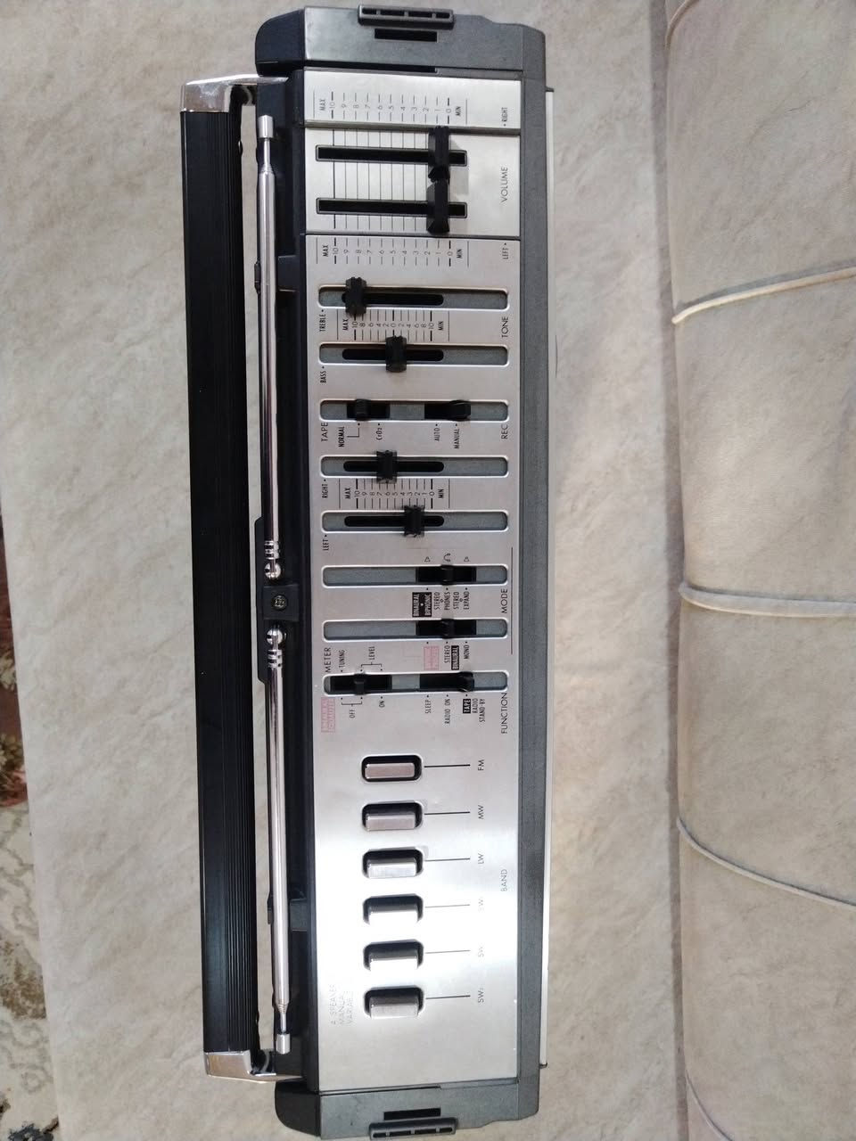 من رخصة الادمن المحترم جهاز مسجل مع راديو نوعية JVC صناعة يابان شغال شرط شغل ويطبع كاسيت مسجل كهرباء 220 نظافتها تقريبا 95% السعر 225 ألف دينار للطلب والاستفسار اتصال على أرقام التالية (*********** )(*********** )ويوجد توصيل لكافة محافظات العراقية
