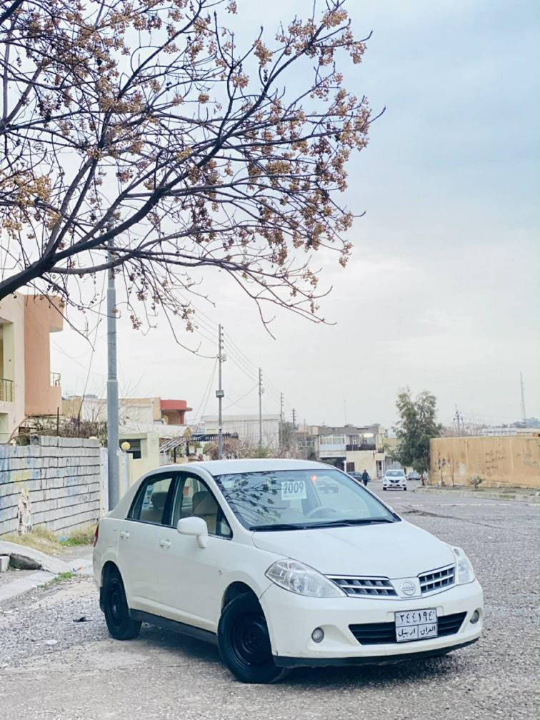 نیسان تیدا 2009 بەناوی خۆمانە سەنەوی بەسەرچوە سێ پارچەی پشتی پەمپە جەمپێکی بچوکی دواوەی هەیە زۆرکەمە  گێڕو مەکینە بەشەرت چوار تایەی نوێ تەقەو ڕەقەی بەشەرت لە 2012 وە لەکن خۆمانە 
*********** كويسينجاك, أربيل
