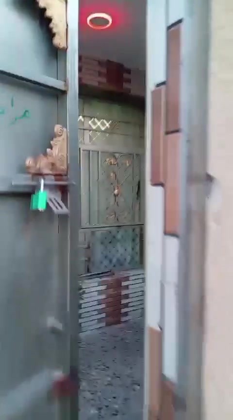 انتباء انتباء ❤️
بيت 🏠 البيع طابقين ونص 
مساحه 85 متر / نزال 18 واجهيه 5 
بيت موثتت كامل معه الغراض 71 مليون 
او بدون غراض 65 مليون بيت نضيف وكامل 
+كهرباء + ماي + سحب كلشي واصله ❤️

بكان جسر ديالى الكرغوليه سايد واحد خلف ماركت الهدى شارع زيونه متواجد فيس أو واتساب فقط ***********
