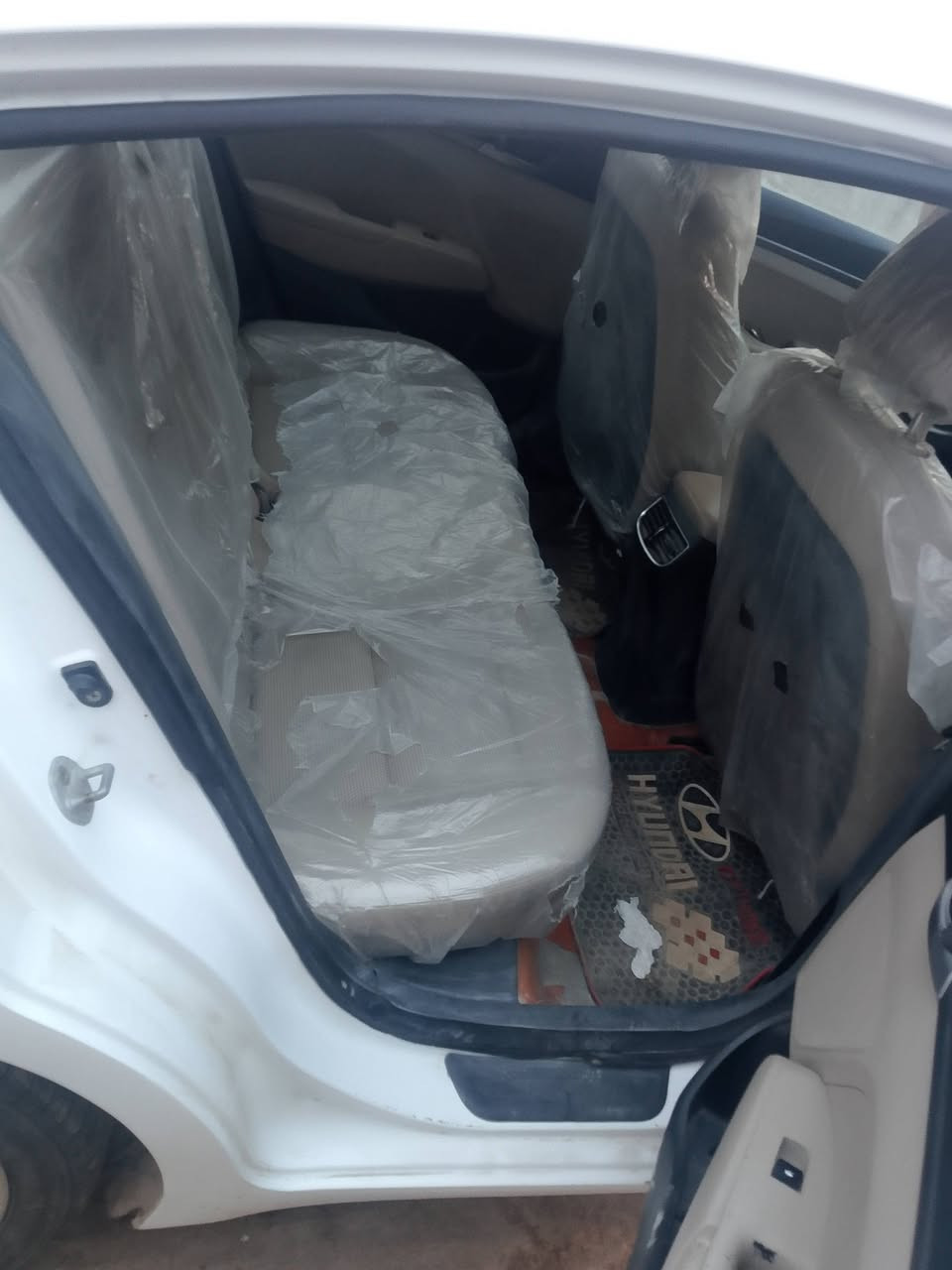 السلا عليكم. يا الله صباح خير ع الجميع. النترا. خليجي سنويه منتهيه بسم الشركة عدي بيه وكاله مديل 19فول مواصفات. نضام ترحيب بصمه تشغيل بصمه ابواب تبريد وتدفئه تايرات ستوني شادهن السياره بسه اربع مكانات بارد كلش بصيطه. وبيه الجاملق جهة السايق امبدل س 135 استفسار العنوان البصره التنومة ***********
