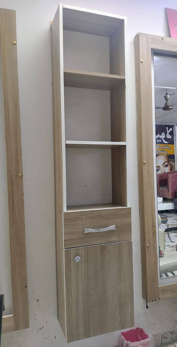 توجد اغراض صالون للبيع فاترينات ورفوف وجهاز هايدرو ومري جداريه للاستفسار مراسله الرقم ***********
