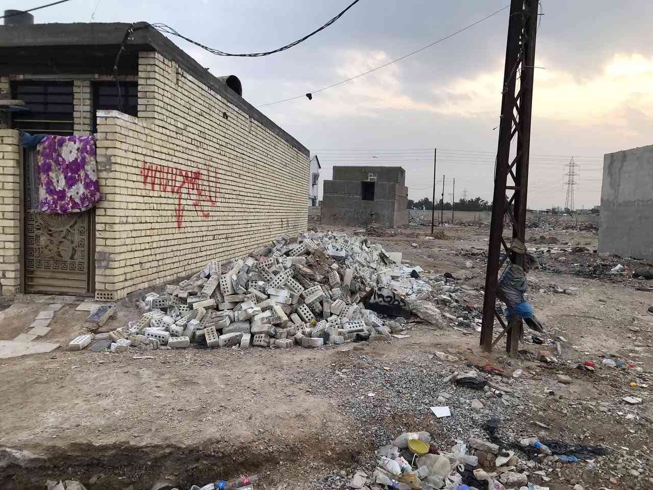 سلام عليكم قطعه ارض للبيع  واجهه 6نزال١٦ العنوان خلف المعلب حي الرحمه  منطقه بيها مجاري وكهرباء ومي السعر١٦ ***********
