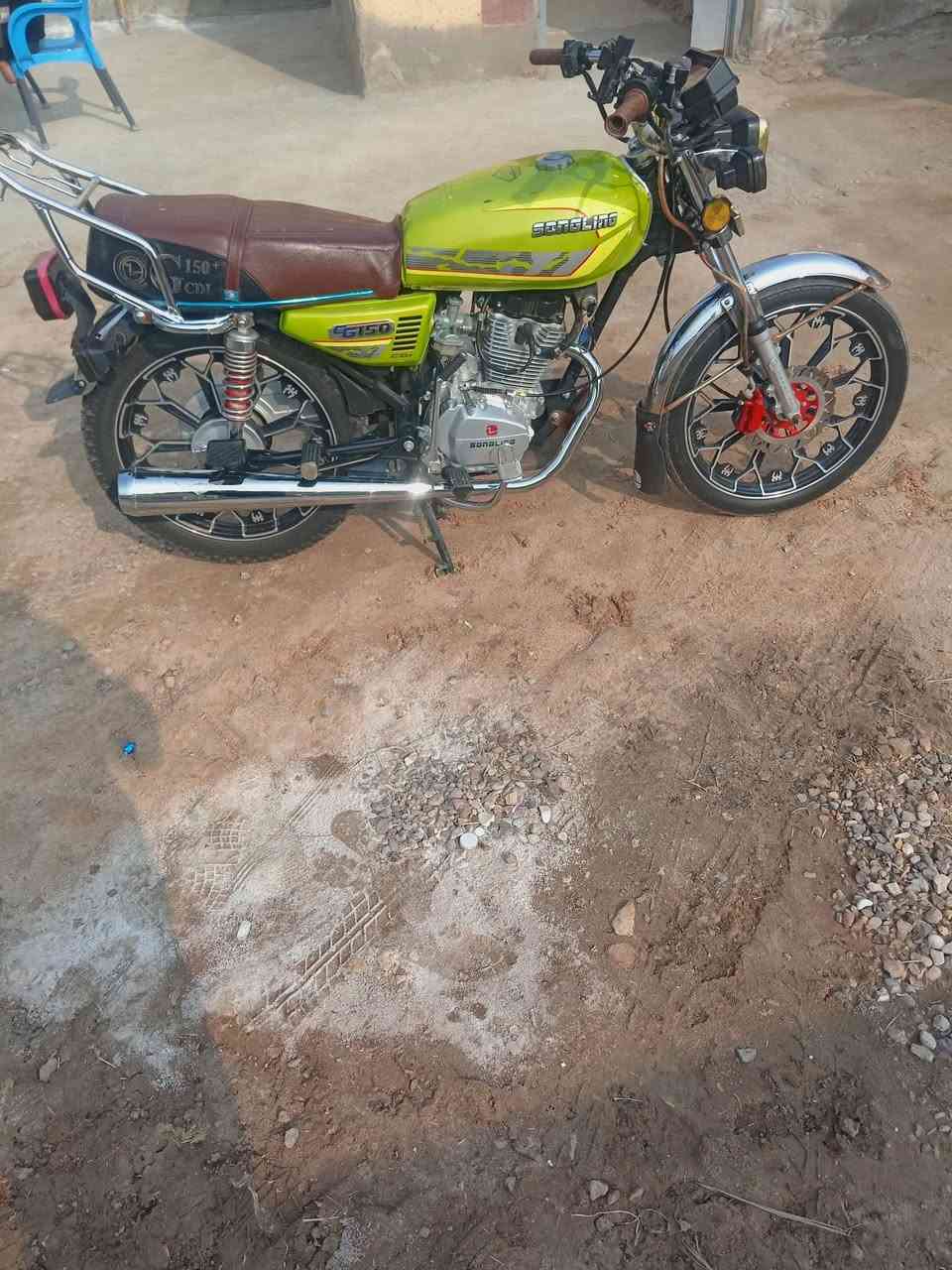 دراجه للبيع موديل 24 اوراق كامله دراجه سيفان محرك ما مفتوح نقره سلف بصمه كلها شغالهه دراجه مال جناي حلوه مكان ديوانيه دغاره السعر 700 وبيها مجال بسيط كلش رقم الهاتف ***********
