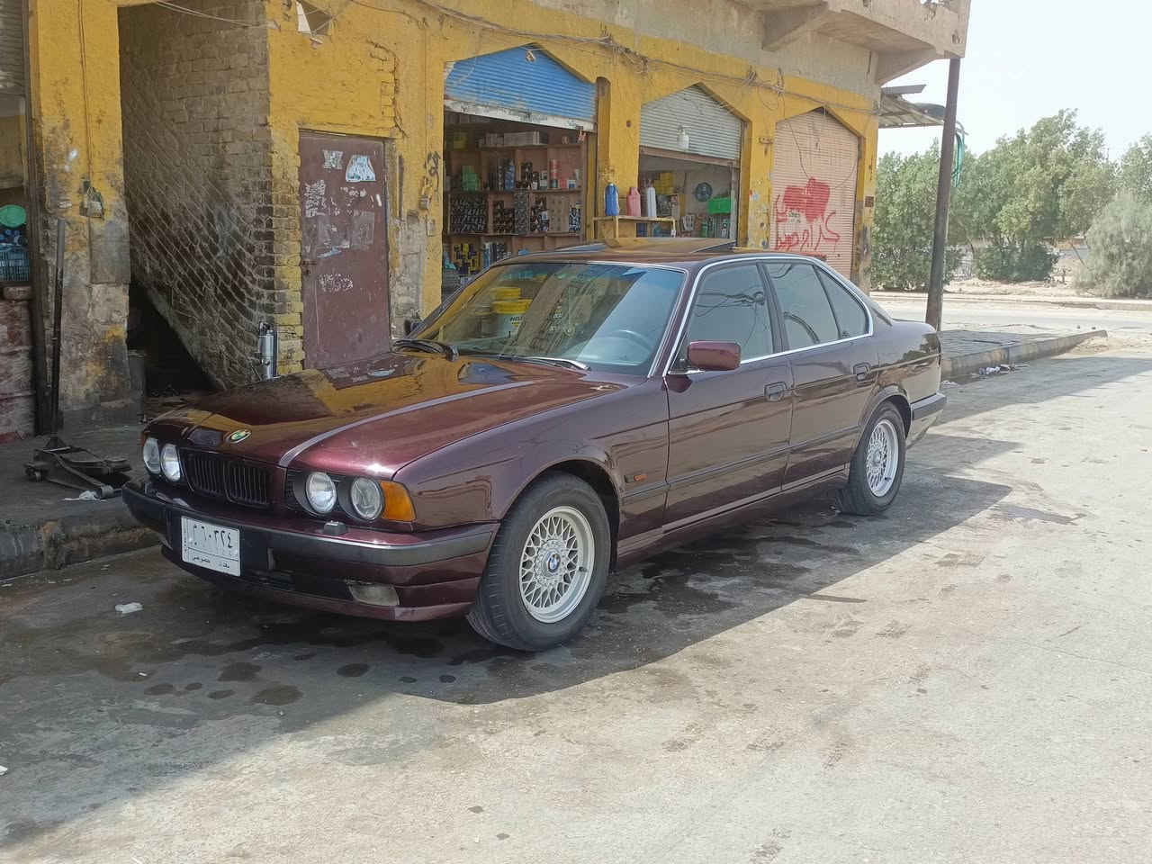 السلام عليكم بي ام 525اصل وفصل موديل94 سياره جديده وجاهزة مكينه وكير مكفوله فتحه رقم بغدا للاستفسار ***********
