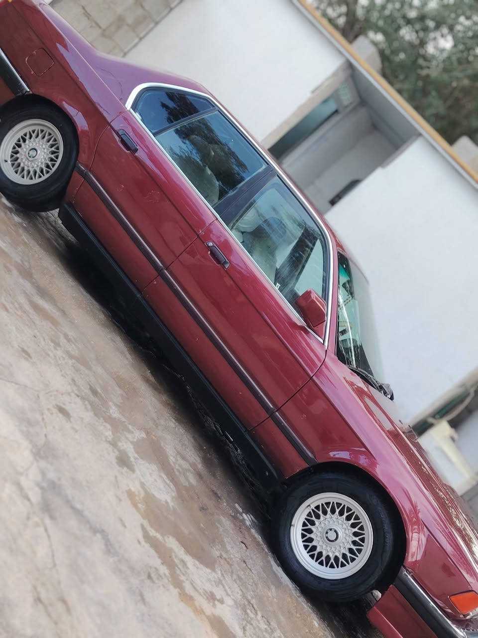 السلام عليكم للبيع موديل 92 730 اصل 8سلندر سنويه بليته سياره جاهزه خير من الله تبريد نقص غاز فقط سنويه ساقطه  معروضه ٥٥ وبيه مجال مكان سياره بابل جبله رقم *********** بالخدمه
