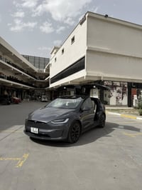 للبيع تيسلا موديل x  الشكل الجديد  اعلى صنف ٦ مقاعد  Tesla X Plaid 102...