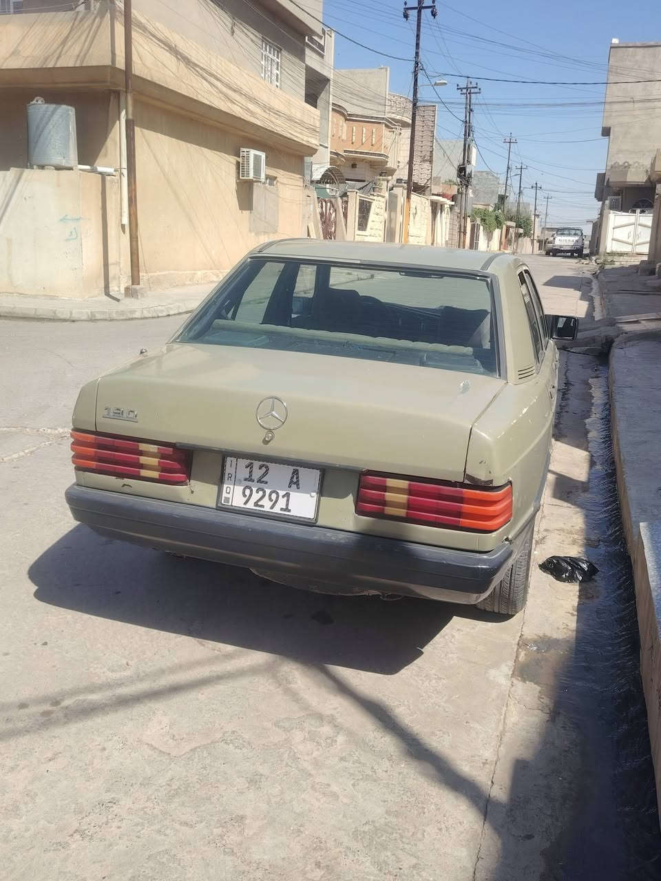 سياره مارسدس للبيع
لون زيتوني
الحجم 190 طيارين
الموديل 1984
المحرك نظيف  4 سلندر حجم 230 
سياره مصبوغه عام منعدا السقف
السقف بلادي
داخل نضيف فول
گير واكسن نضيف
سياره مال بيت
السعر 35 ورقه  اوبيها مجال
اي استفسار ***********
